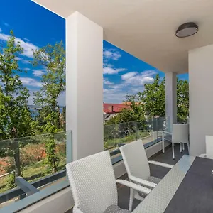 Tatjana Apartment Selce